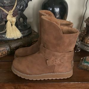 Sketchers mid size boots